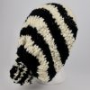 Mütze schwarz creme mit Bommel
